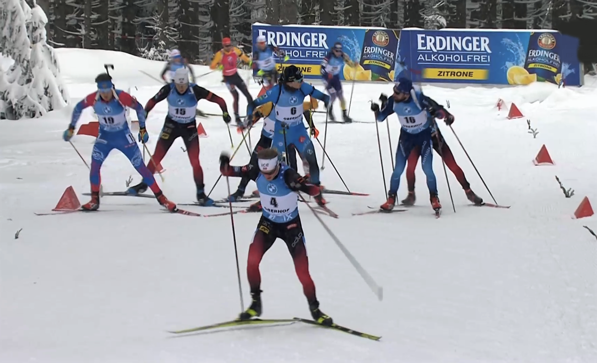 Матвей Елисеев в контактной борьбе с соперниками на трассе Оберхофа.