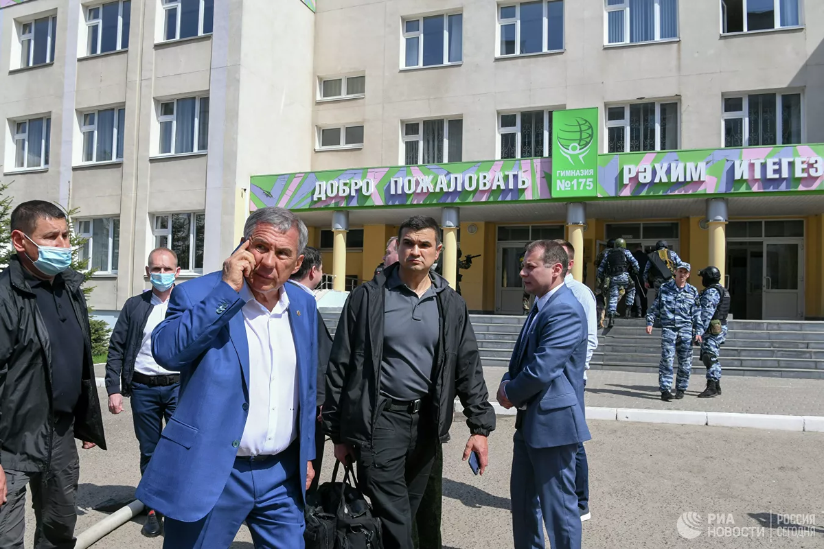 Президент Республики Татарстан Рустам Минниханов (слева на первом плане) у гимназии №175 на улице Джаудата Файзи в Казани, в которой бывший ученик гимназии Ильназ Галявиев открыл огонь.  Фото http://visualrian.ru/story/list_227915890/6541704.html