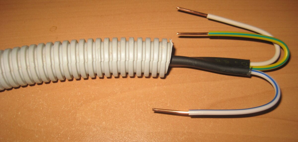 Кабель в гофротрубе