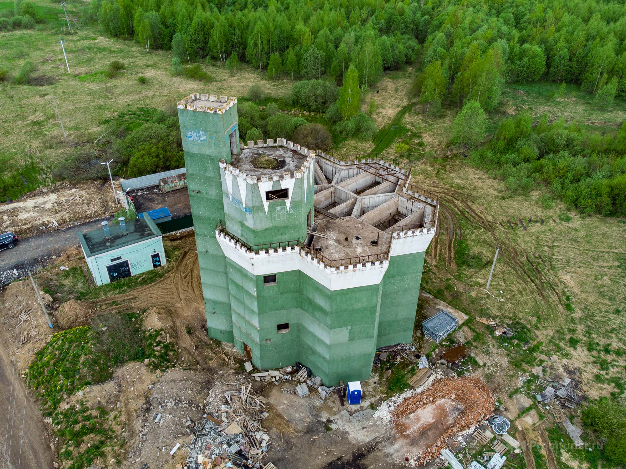 В Подмосковье обнаружен огромный заброшенный дом-замок для очистки воды от нечистот ???8