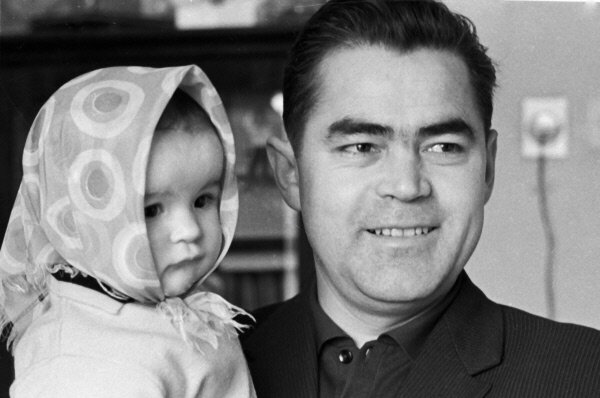 Ксения сураева дочь космонавта фото Редкие фото советских космонавтов со своими маленькими детьми Анастасия Стерлиго