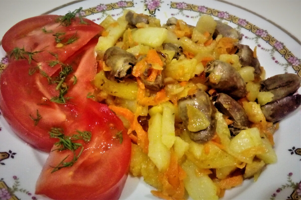 Картошка с охотничьими колбасками на сковороде — рецепт с фото