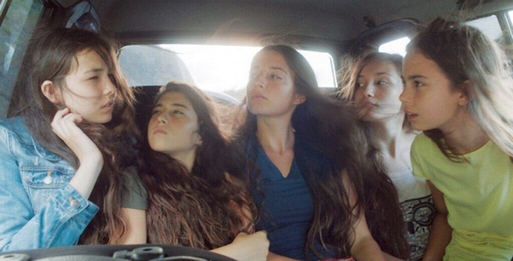 Кадр из фильма "Мустанг" 2015 год.