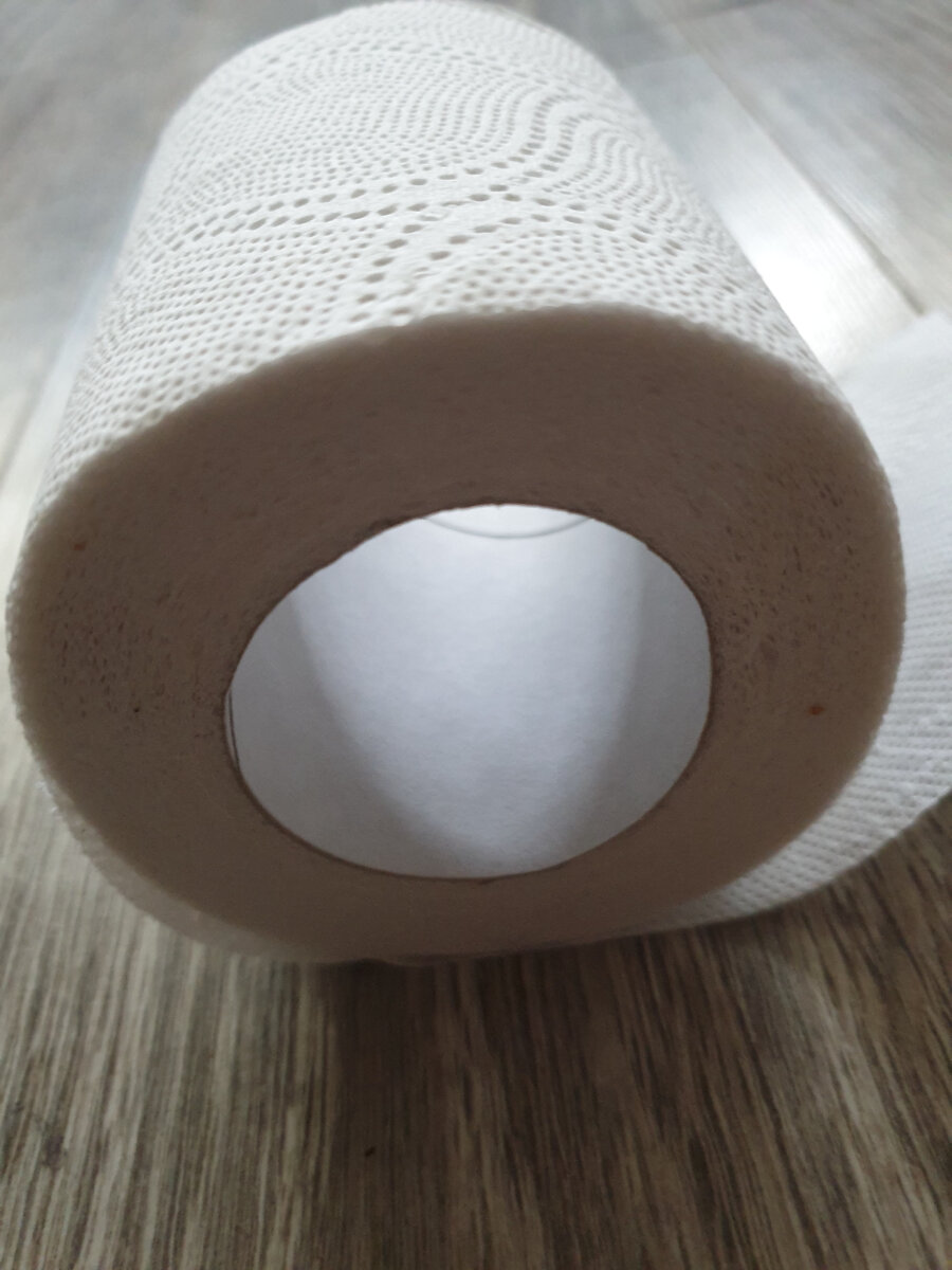 Туалетная бумага мягкая многослойная снижает риск заболеваний заднего прохода и кишечника так как она лучше впитывает  и лучше вытирает не травмируя мягкую ткань. Мое личное мнение.А вы как считаете?