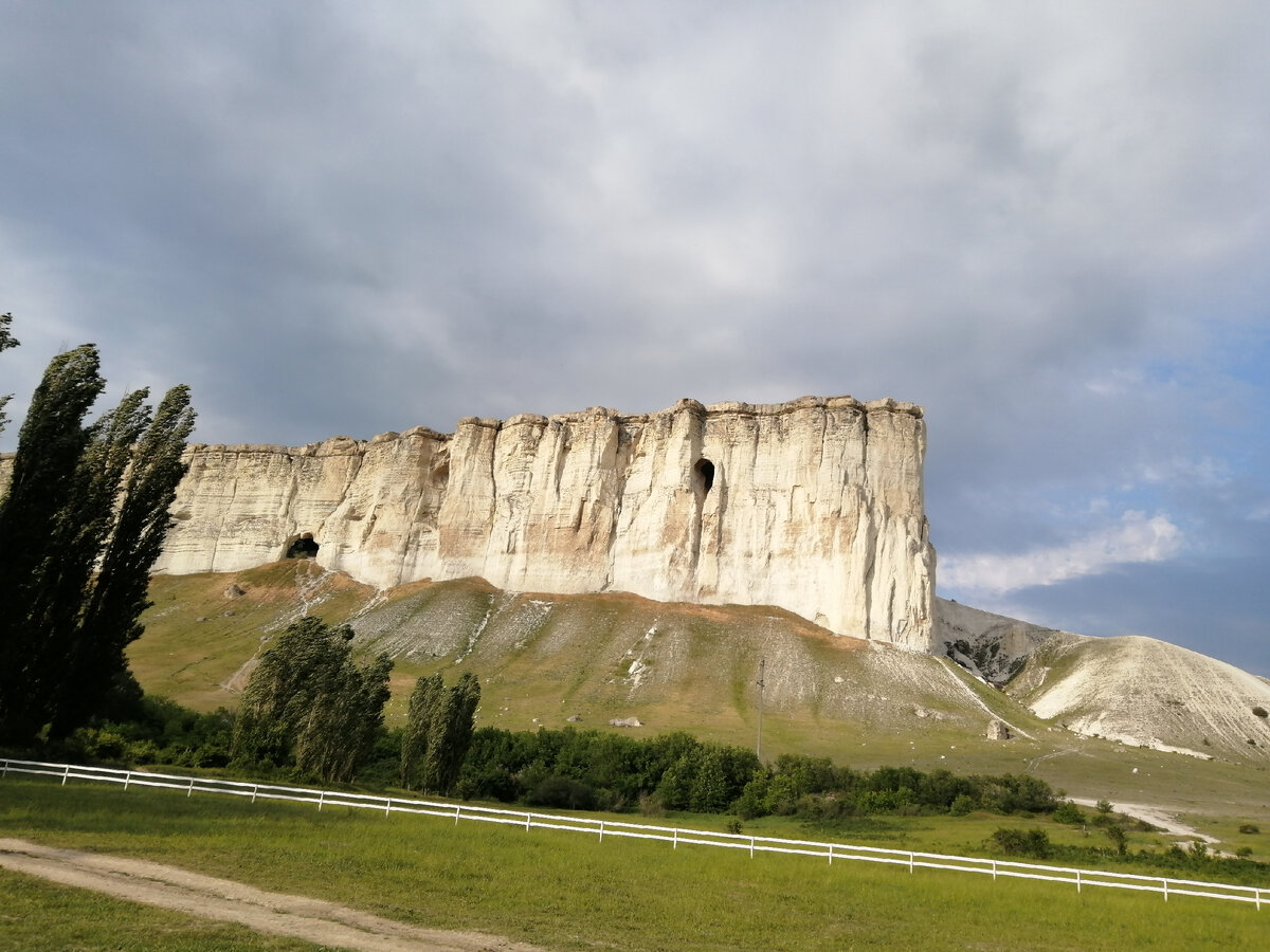 Белая скала (листайте галерею)