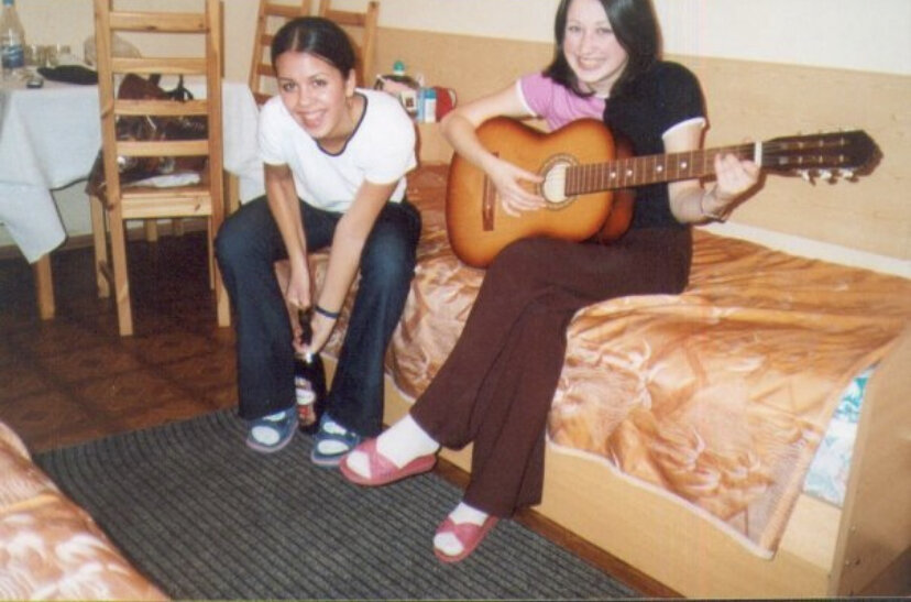 Будущие педагоги: с гитарой и штопором. Хотя мы обе в школу работать так и не пошли. 