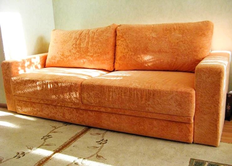 Ткань флок появилась на постсоветском пространстве в 90-х годах прошлого века и сразу стала популярной и востребованной. Материал отличается приятными тактильными качествами, эффектным внешним видом и доступной стоимостью. В 2000-х годах диваны и кресла с обивкой из флока можно было увидеть практически во всех мебельных магазинах. https://www.ewemebel.ru/post/мебельная-обивка-флок-особенности-преимущества-и-недостатки
