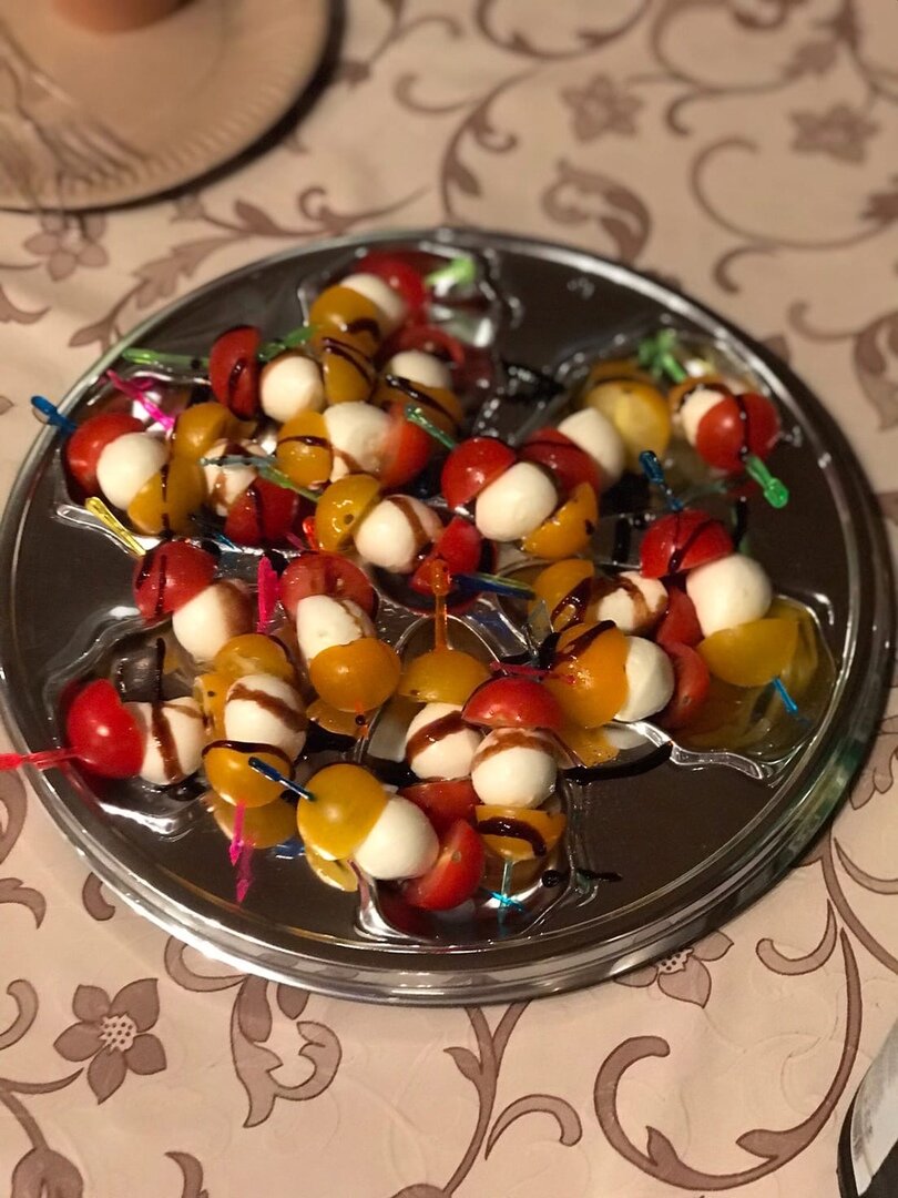 Закуска из моцареллы и томатов "Черри"