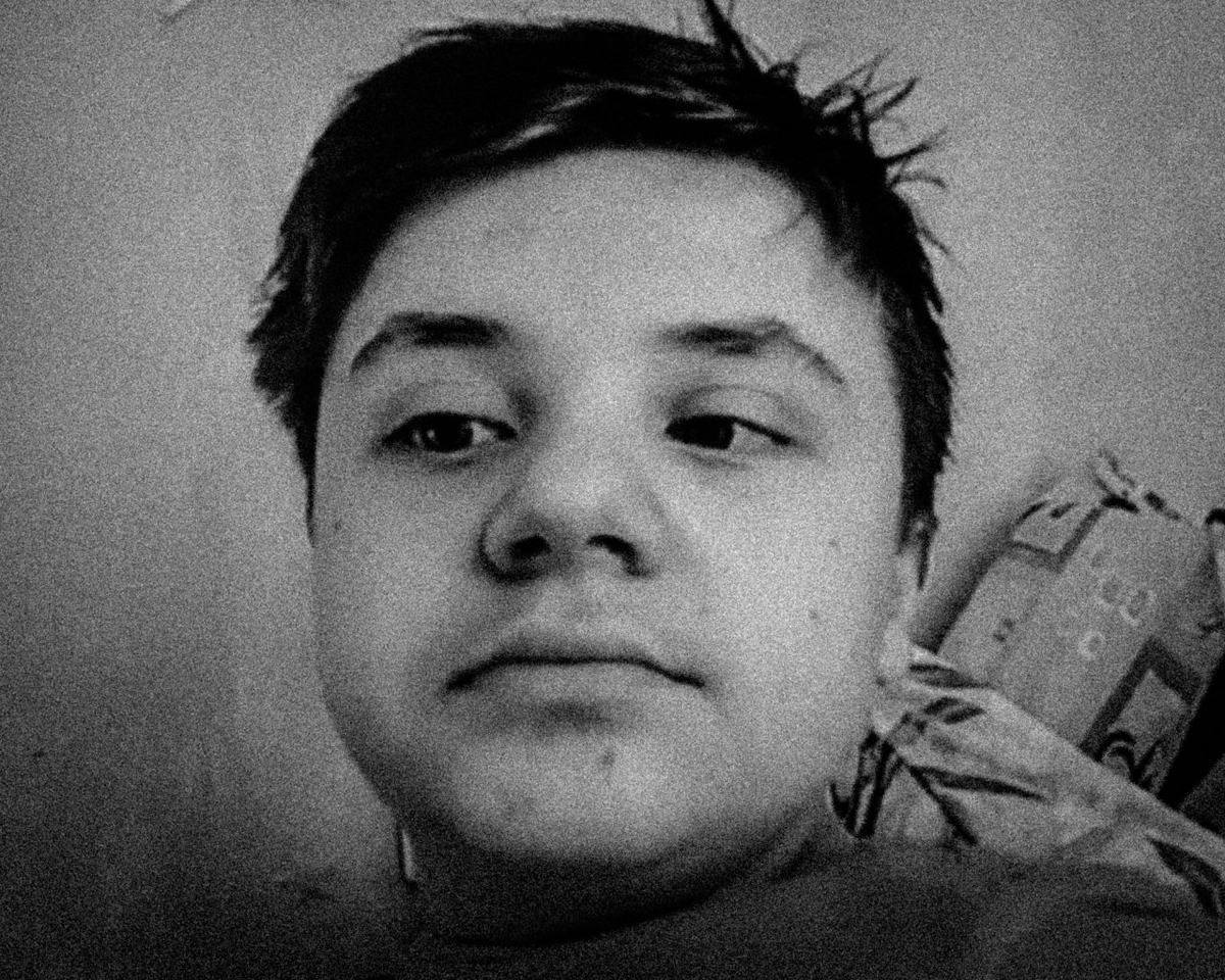 После рождения у Вани не было переломов, но в восемь месяцев при первой попытке начать ходить случился перелом бедра. До этого Ваня считался здоровым ребенком. Через два месяца — второй перелом. По воспоминаниям Андрея, отца Вани, он слышал, как захрустели кости сына