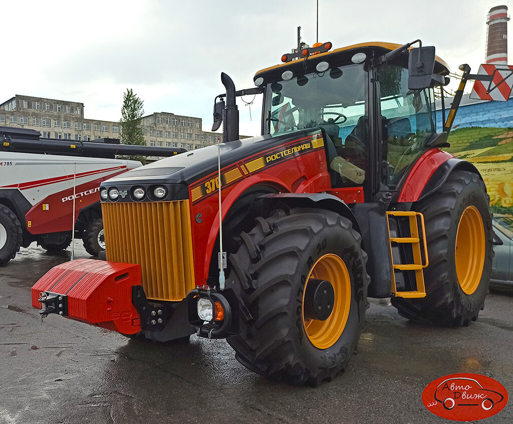 Трактор RSМ 370 так называемой тысячной серии с 9-литровым дизелем Cummins (345 л.с.) и автоматической 16-ступенчатой коробкой PowerShift 