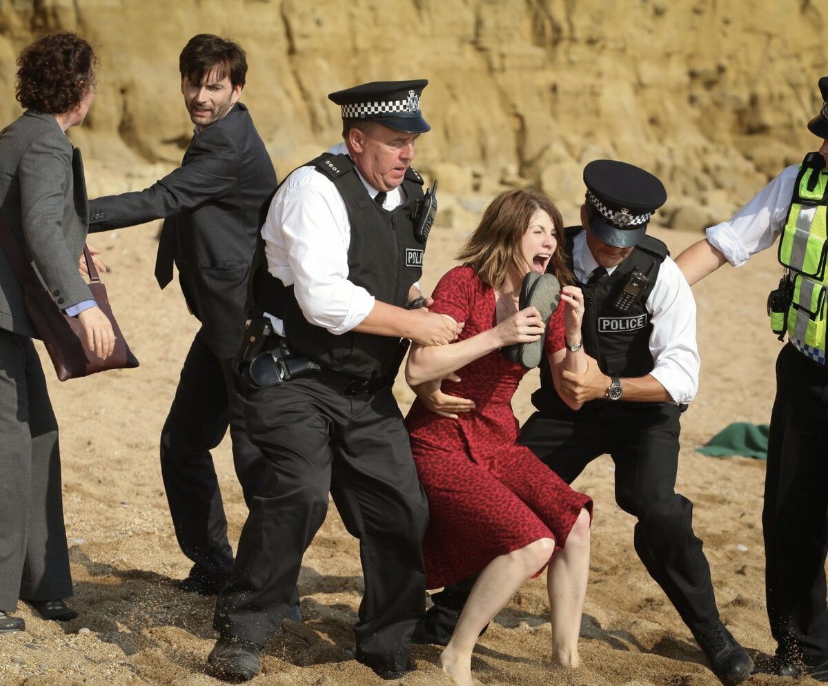 Драма, преступление, детектив. Великобритания. В главных ролях: Дэвид Теннант, Оливия Колман, Джоди Уиттакер, Эндрю Бакан