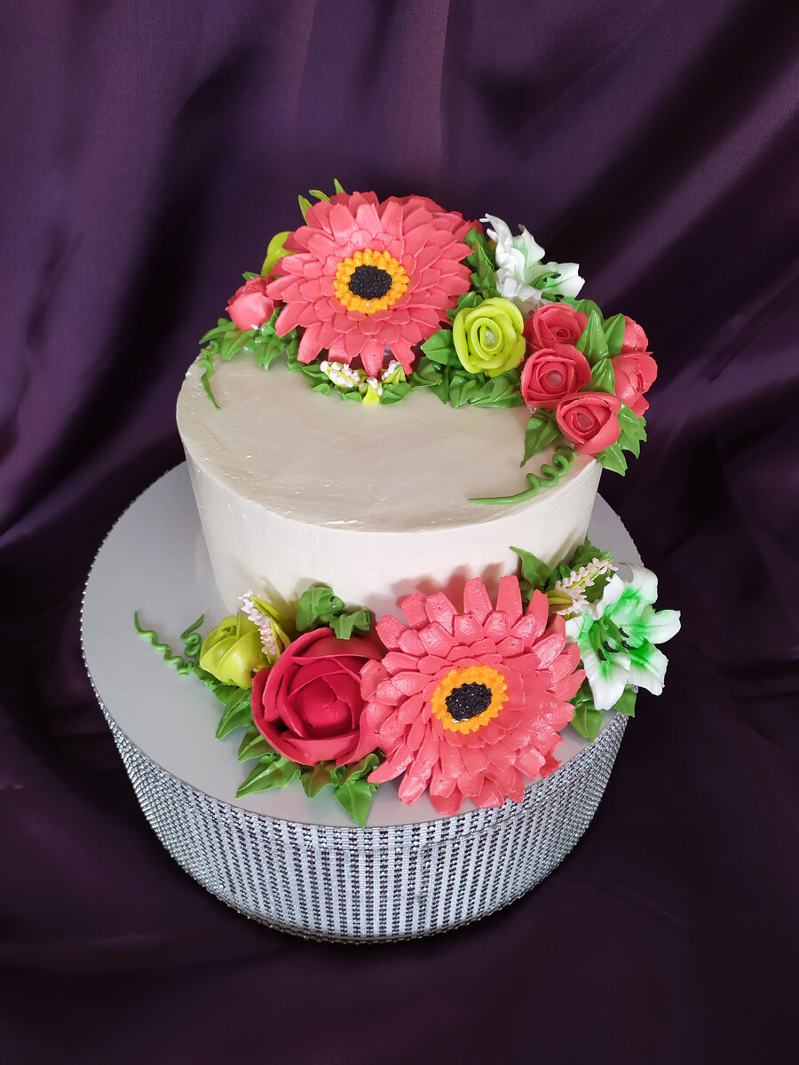 Торт покрыт белково-масляным кремом. Цветы из белково-заварного крема.