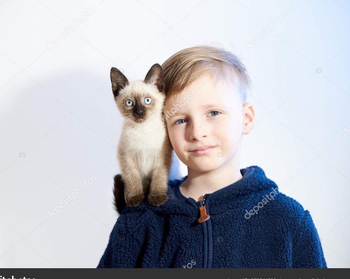 Стёпа и один из спасённых котят.