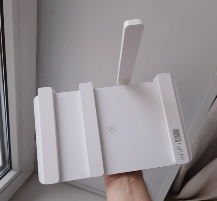 HONOR Router 3 (XD20) в руке человека, показываю размеры.