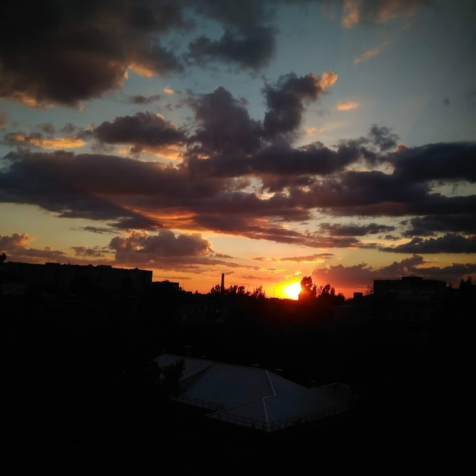 Не знаю, какую картинку поставить на обложку и вписать в контекст, поэтому вот вам просто закат и красивое небо :)