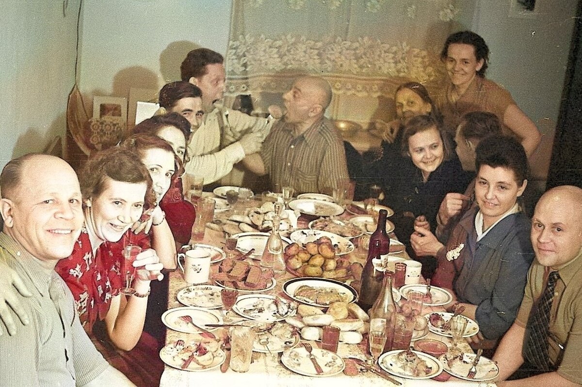 В СССР люди могли получать разные зарплаты, а жить одинаково. Почему так происходило? Потому что не на что было тратить деньги, кроме как на продукты, одежду и поездки.-5