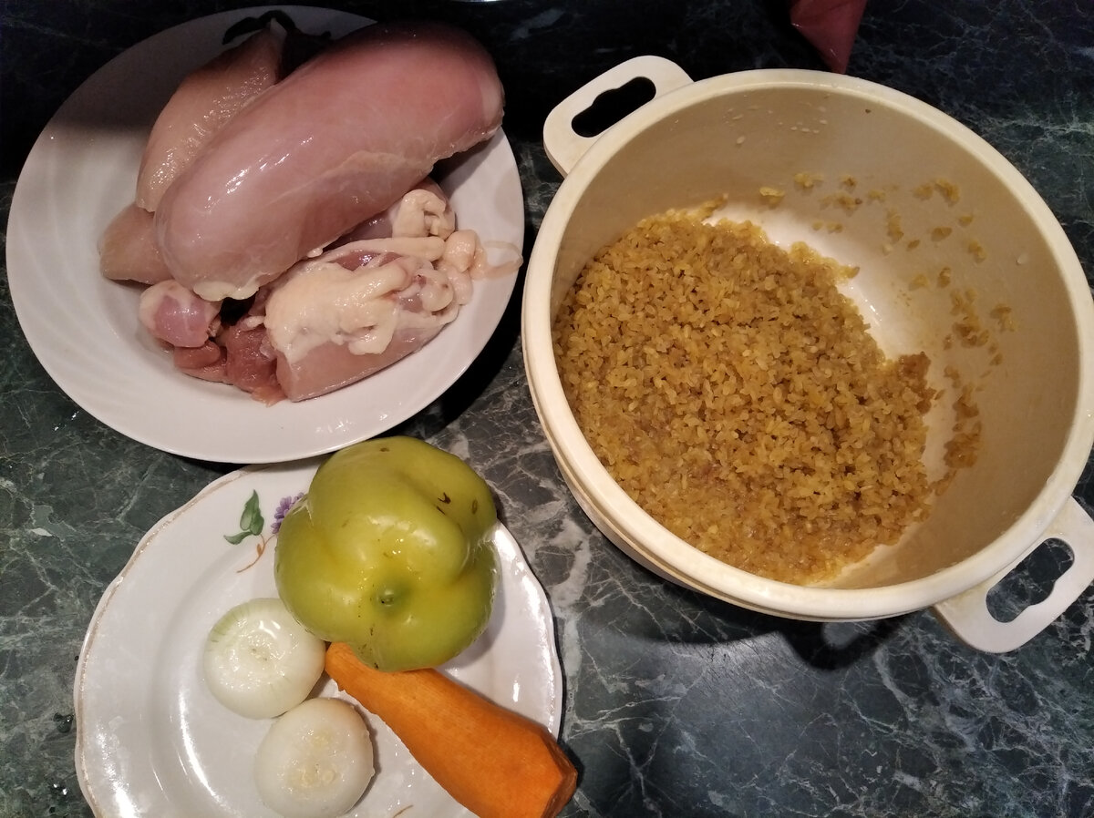 Куриное филе 700 г, булгур 200 г, лук, морковь, болгарский перец, растительное масло, соль, приправы, вода