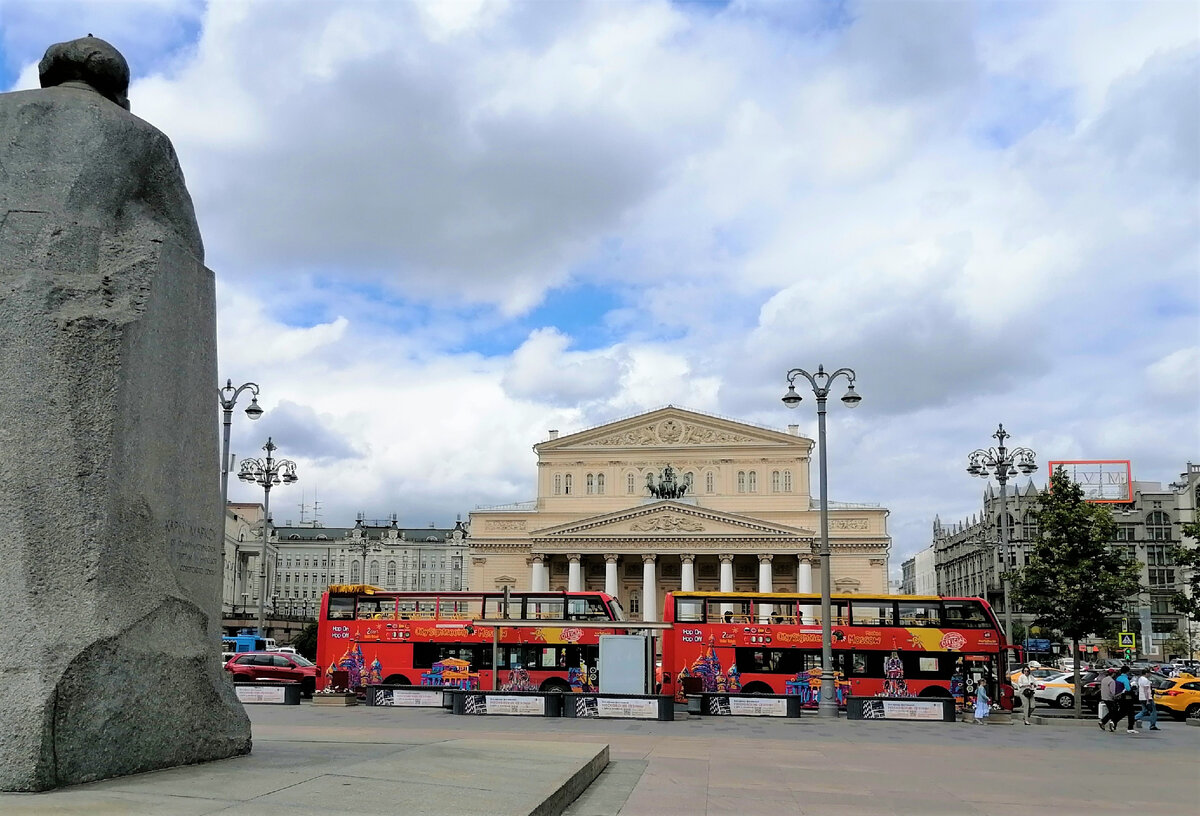 Театральная площадь, туристические автобусы курсируют как обычно