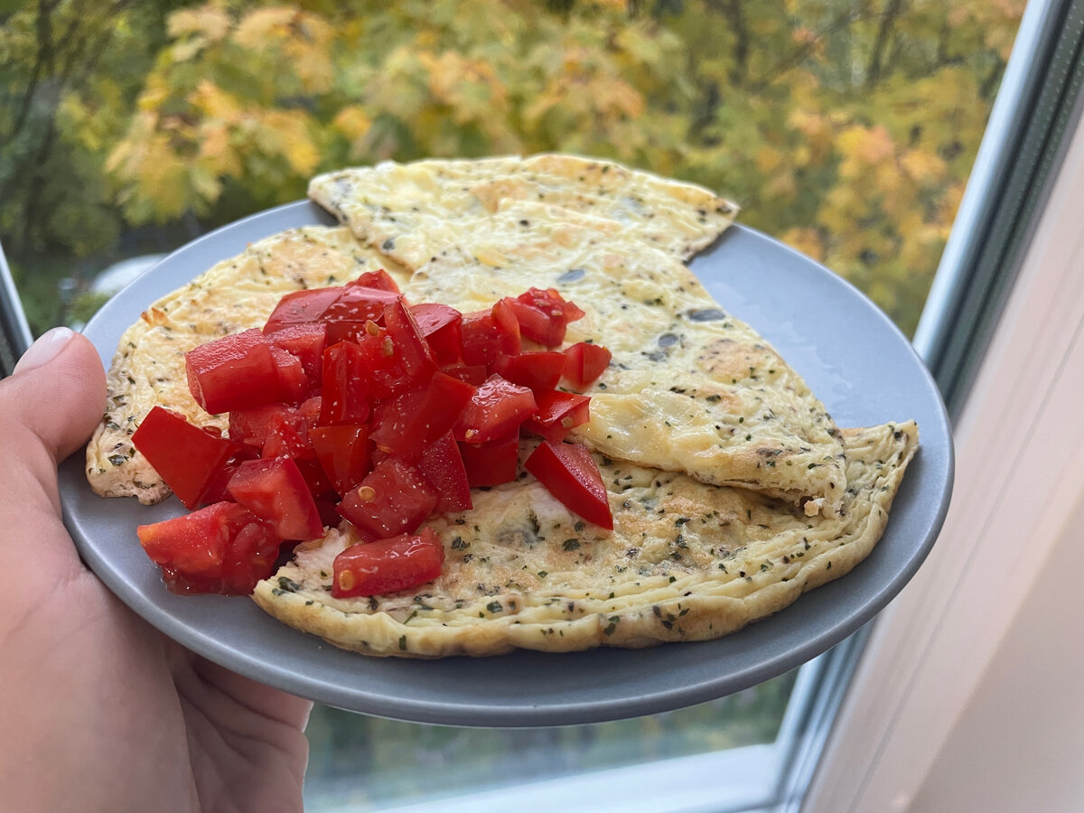 В омлет завернуть помидорку и мммм как вкусно 