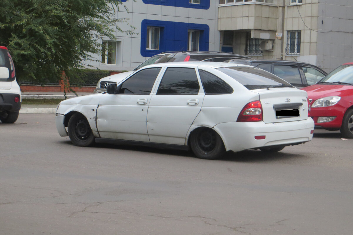 Правая передняя фара разбита, на фото этого не видно