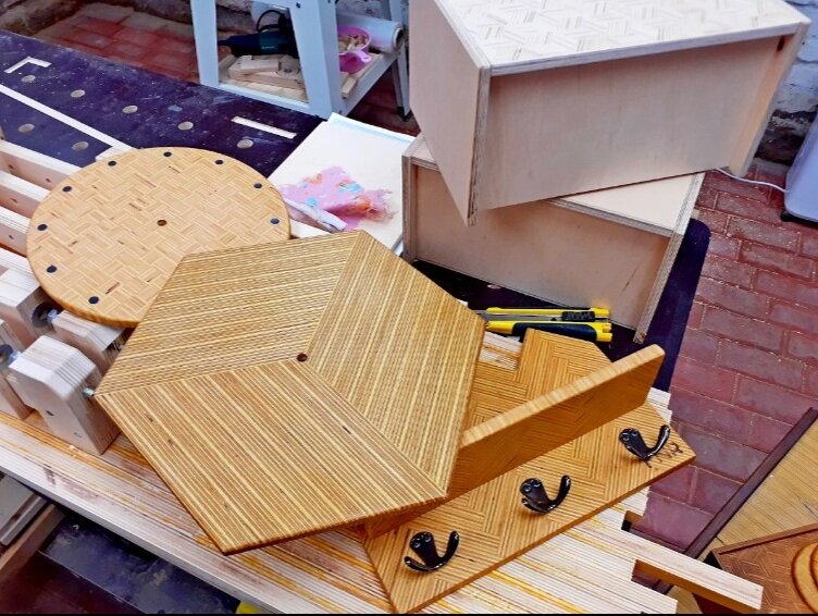 Заготовки и изделия из "полосатого дерева" в мастерской Сергея Чуркина