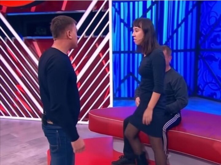 Читинцы стали героями шоу «Мужское/Женское» на Первом канале
⠀
Очередной выпуск ток-шоу «Мужское/Женское» на Первом канале прошел с участием героев из Читы, между которыми произошел серьезный конфликт из-за ребенка и ограничения матери мальчика в родительских правах. Запись эфира опубликована 19 октября на официальном Youtube-канале федерального СМИ.
⠀
«Вот уже год 26-летняя Светлана (…) из Читы не видит своего сына. Ее отобрала у нее посторонняя женщина. Девушка уверена, что Валентина (…) заранее разработала план отнять ребёнка, чтобы получать опекунские и алименты. Однако сама Валентина утверждает, что это как раз сама Светлана вспомнила о ребенке из-за денег», - рассказали в передаче.
⠀
Во время записи передачи выяснилось, что Светлану ограничили в родительских правах из-за злоупотребления алкоголем. За полгода после лишения прав на ребенка мать не предпринимала попыток вернуть мальчика, но теперь решила снова жить вместе с сыном.
⠀
Валентина, опекун мальчика, воспитывающая ребенка все это время, не готова расстаться с мальчиком и отдать ребенка матери, у которой накоплен крупный долг по алиментам. При этом опекун мальчика подчеркивает, что Светланой манипулирует ее нынешний сожитель Константин.
⠀
По итогам передачи ведущие пришли к выводу, что ребенка опасно отдавать к матери, которая не посвящала свое время его воспитанию. Сожителя Константина на основании заявления доставляли в отдел полиции для дачи объяснений. Mkchita