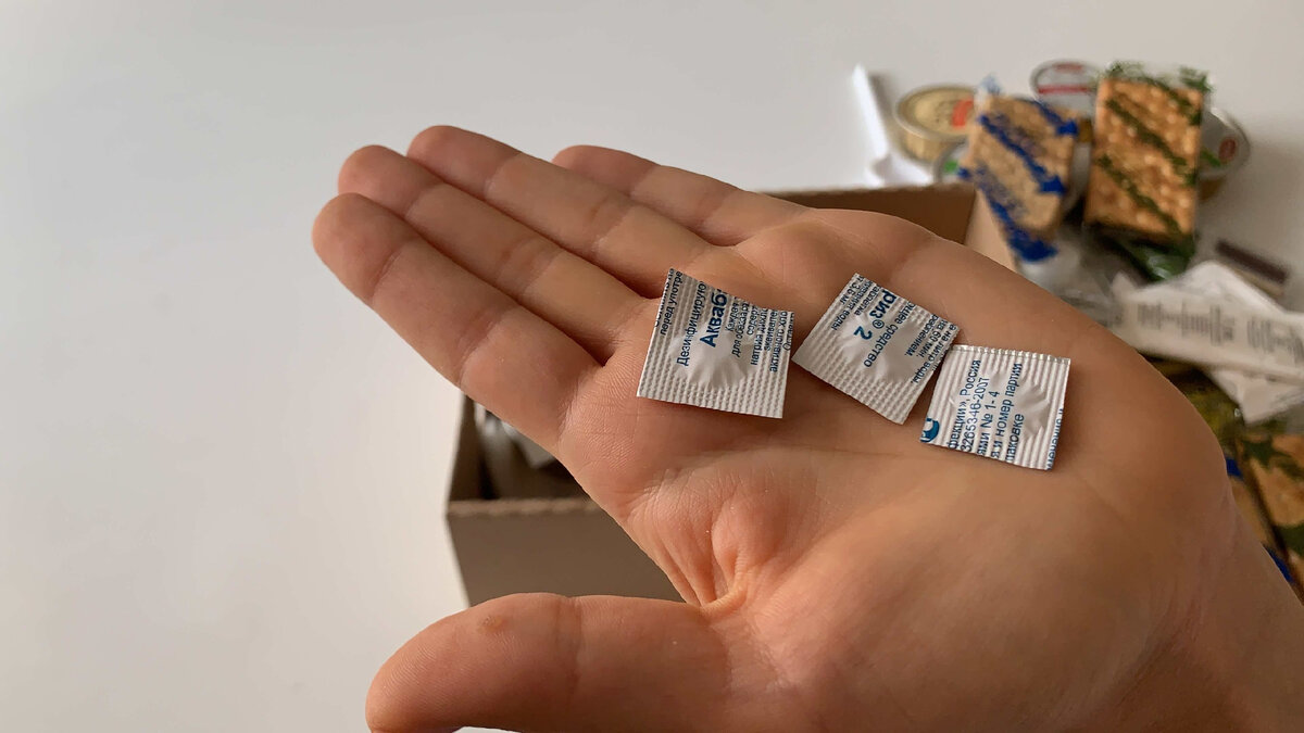 Мужу выдали офицерский сухой паёк Армии России. Открываю и показываю ...