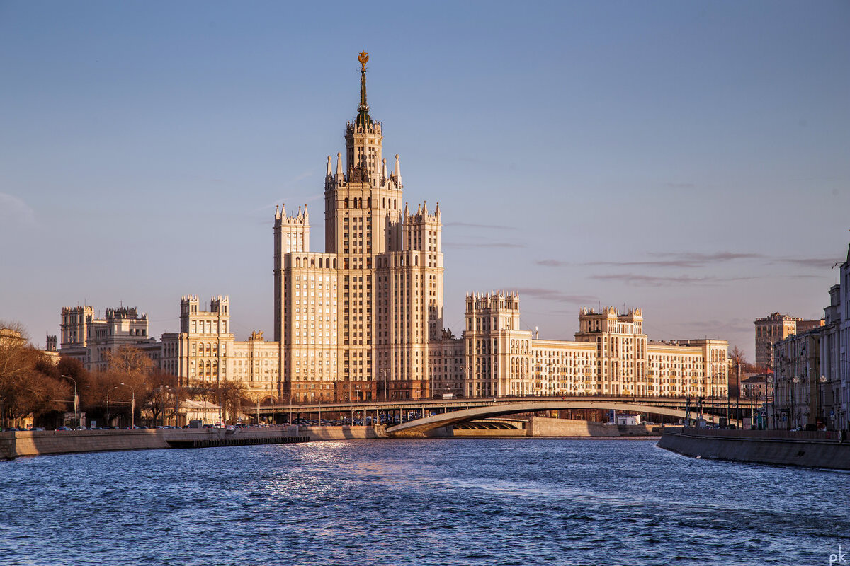 Сталинские высотки в москве. Высотка на Котельнической набережной. Сталинская высотка в Москве на Котельнической набережной. Сталинскуfz высоткf на Котельнической набережной. Жилой дом на Котельнической набережной сталинская высотка.