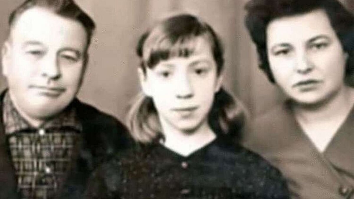 Галина Петрова с родителями в детстве