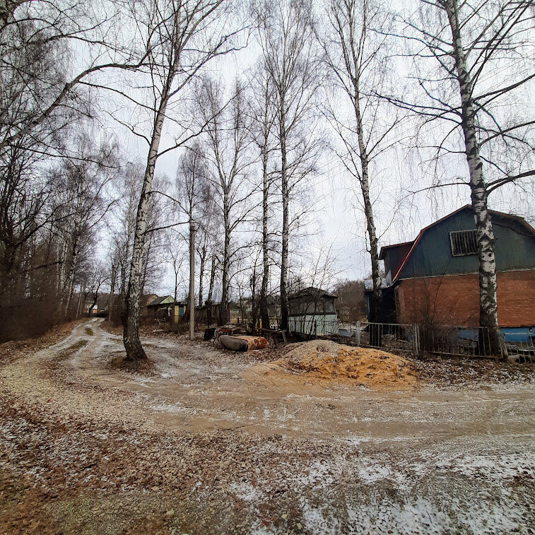 Всего неделю назад. Сейчас там уже снег-снег.))