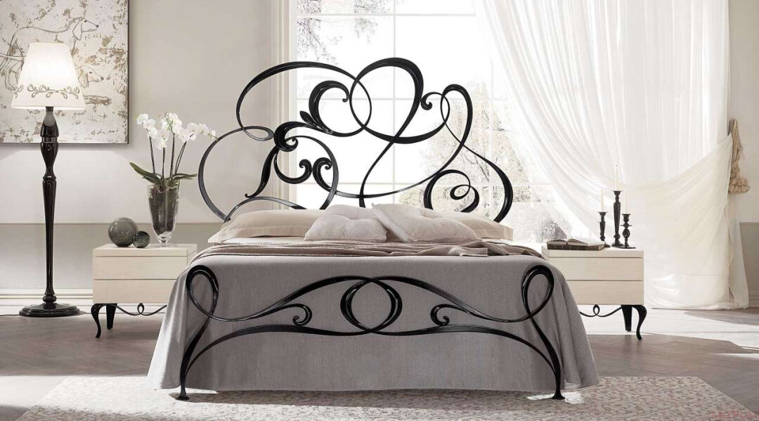 Кованая кровать в интерьере спальни - к какому стилю подойдет?