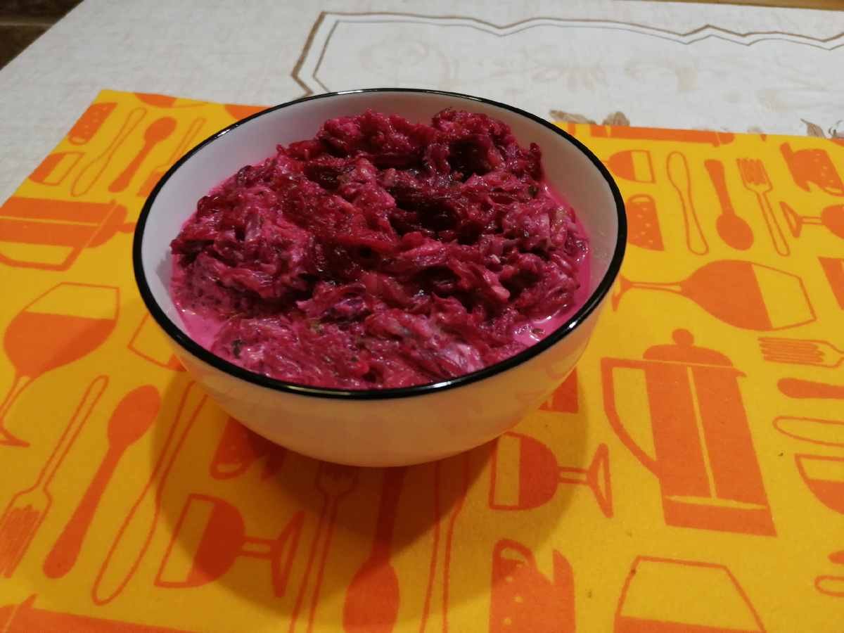 Салат получается пикантнее, если добавить в него бочковые маринованные огурцы.