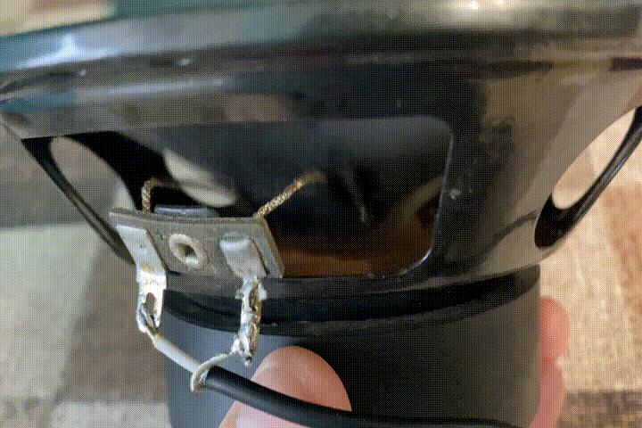 Видно как трясет вторую подводящую.