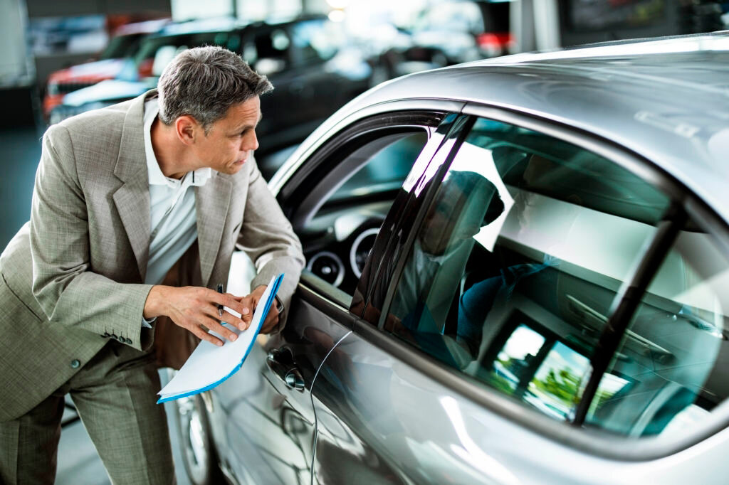 Впервые сталкиваясь с работой автомобильных салонов и общаясь с менеджерами, может показаться, что улыбчивые сотрудники преследуют лишь одну цель – удовлетворить запросы покупателя. На самом деле всем мы люди и должны понимать, что каждый менеджер получает заработную плату от продаж. Поэтому его главная задача – продать больше и дороже. Практика показывает, что автосалоны очень часто используют различные ухищрения, чтобы реализовать весь модельный ряд и даже «впаривают» проблемные авто.
Способ 1 – Без конкретики по ценам
Популярный способ, который заключается в заманивании потенциального клиента в салон. Официалы могут не называть конкретные цены по телефону, предлагая самостоятельно приехать в салон. Причем алгоритм действий работает практически во всех салонах. Дилер может назвать минимальную или промежуточную стоимость, но по факту она будет сильно отличаться от реальной.
Способ 2 – Соблюдение условий
Вам предлагают машину за 1.2 млн рублей, но купить вы ее сможете только при соблюдении конкретных условий. Как правило, такие условия выгодны для салона, но сказываются на кармане покупателя. Дилер может заработать на оформлении КАСКО или покупке автомобиля в кредит. Если не следовать условиям, то стоимость авто будет намного выше.
Способ 3 – Страхование жизни и «выгодный» кредит
На кредитах зарабатывают не только банки, но и автосалоны. В большинстве случаев, вам будут предлагать оформить кредит в конкретном банке с не самыми выгодными условиями. При отказе и выборе другого кредитора стоимость автомобиля будет меняться. Кроме того, дилеры могут навязать страхование жизни, что не является обязательным условием, но влияет на конечную стоимость сделки.
Способ 4 – Дополнительные аксессуары
Все оригинальные коврики, сетки и прочие аксессуары стоят намного дороже. Пользуясь своим положением, автосалоны «наряжают» автомобили и предлагают покупателям заряженный вариант. Таким образом, к стоимости авто легко могут прибавить 100-200 тысяч рублей. Не хотите покупать – ждите такой же автомобиль несколько месяцев. Причем в реальности пустая машина может находиться в шаговой доступности на складе.
Способ 5 – Модели есть в наличии
Схема очень старая и используется повсеместно. Работает она очень просто – в процессе общения по телефону дилер сообщает о наличии конкретной модели в салоне. После приезда на место, оказывается, что такой модели нет – ее купили буквально полчаса назад. Дальше разыгрывается сцена, когда менеджеры начинают предлагать «лучший» вариант по схожей цене.
А вы сталкивались с подобными схемами? Пишите свое мнение и не забывайте пользоваться услугами автоподобра.
