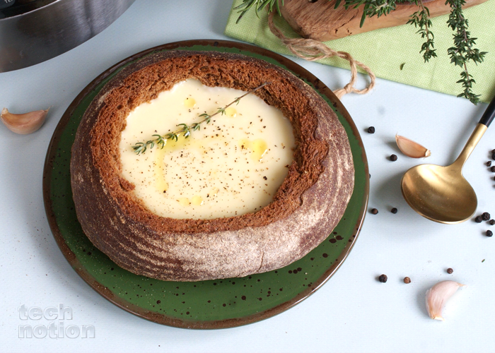 Чесночно-сырный суп в хлебной тарелке  / Изображение: дзен-канал technotion