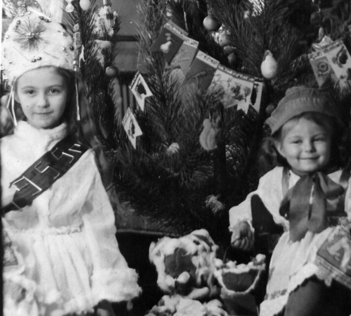 Девочки возле елки, 1955 год. Источник фото: russiainphoto.ru 
