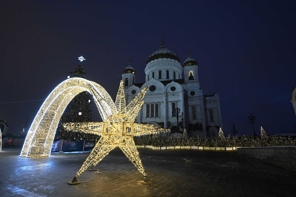 Ель представляет собой для нас, христиан, Святую Троицу — Отца, Сына и Святого Духа. https://foto.patriarchia.ru/news/patriarshee-sluzhenie-v-prazdnik-rozhdestva-khristova-v-khrame-khrista-spasitelya-2021-01-07/