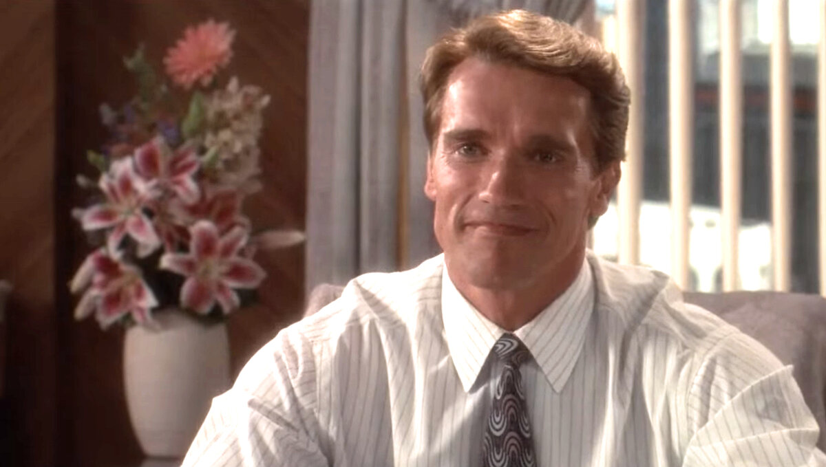 Арнольд Шварценеггер в роли Джулиуса Бенедикта. Кадр из кинофильма "Близнецы", 1988 г., режиссер Айвен Райтман, сценаристы Уильям Дэвис, Уильям Осборн, композиторы Жорж Делерю, Рэнди Эдельман (скриншот)