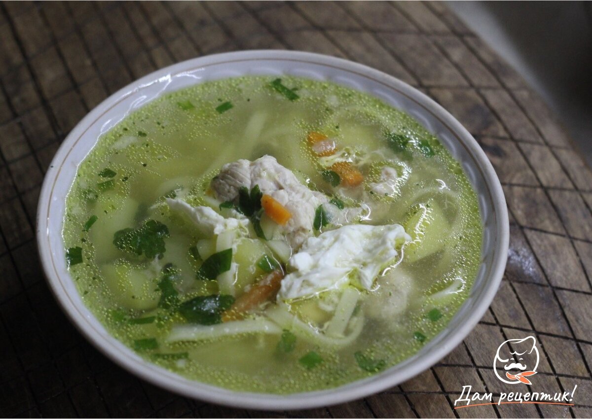 Свежий зеленый салат с курицей, овощами и сыром