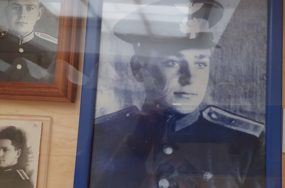 Герман Титов во время курсантства в лётном училище. Фотография музейного экспоната сделана автором, в январе 2022 г.