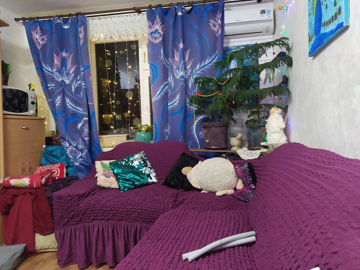 Цвет чехла подбирала под шторы- блэкаут, которые у нас висят круглый год. 