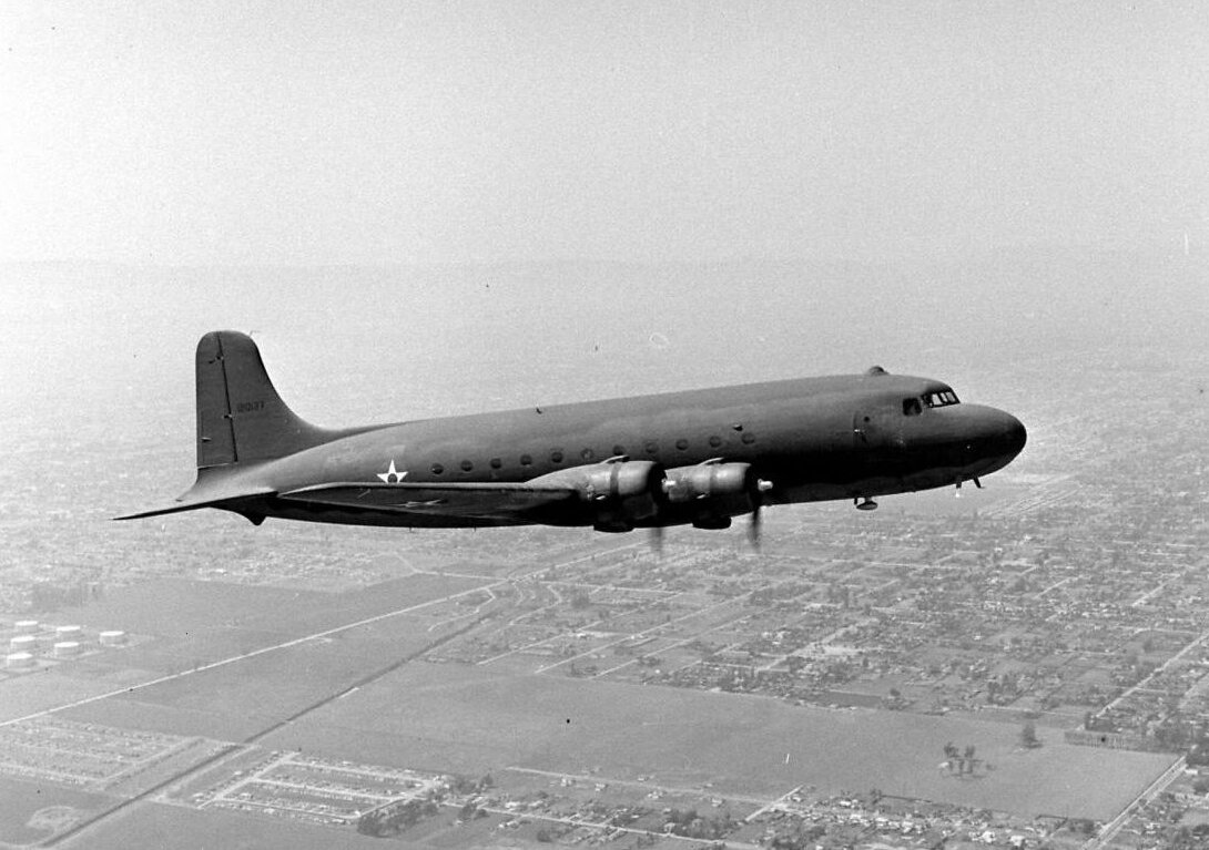 Прототип Douglas C-54 Skymaster в полёте. Фото: Public domain // USAF