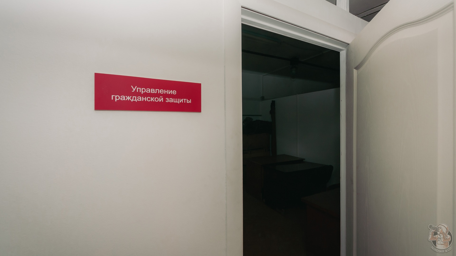 Прохожие и не знают, что у них под ногами огромное и полностью укомплектованное бомбоубежище!22