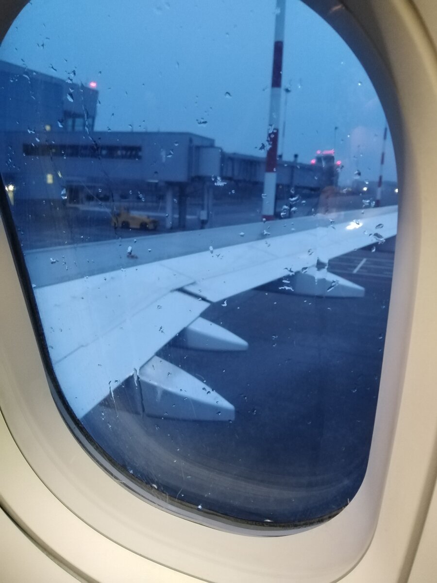 Владивосток, утро, дождь, вылетаем.