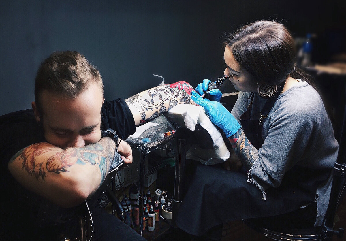 Как справиться с болью при нанесении татуировки