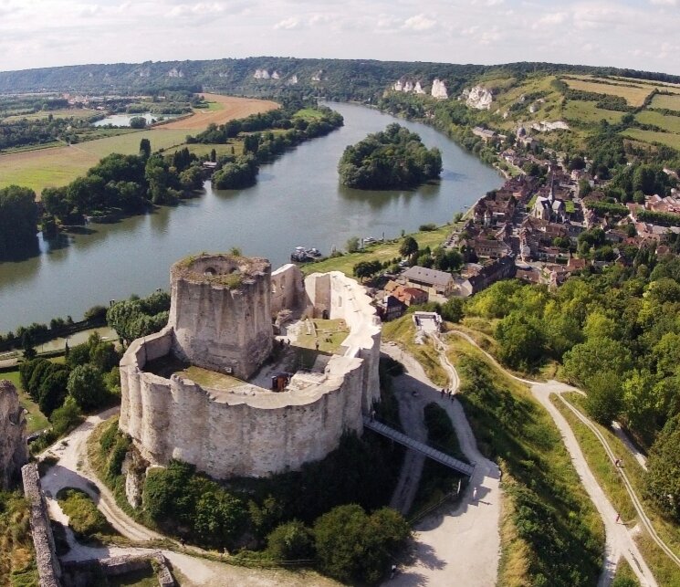 Шато́-Гайа́р (фр. Château Gaillard, «Весёлый замок») — во Франции средневековая крепость в Нормандии, в Лез-Андели (департамент Эр), в 95 км от Парижа и 40 км от Руана. 