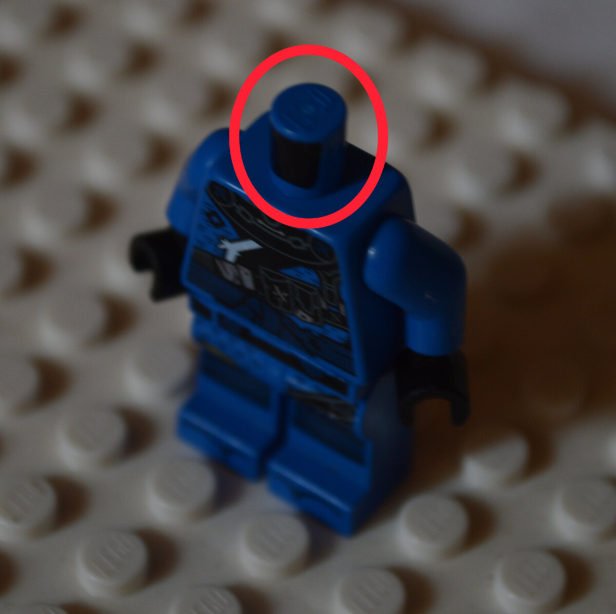 Чёрное пятно на шее минифигурки, фото автора