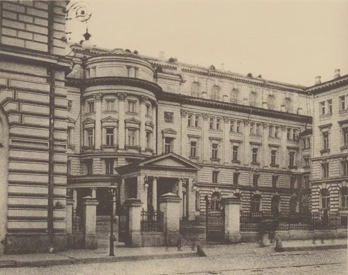 Справа - фасад дома Дашковых на Большой Никитской, 13