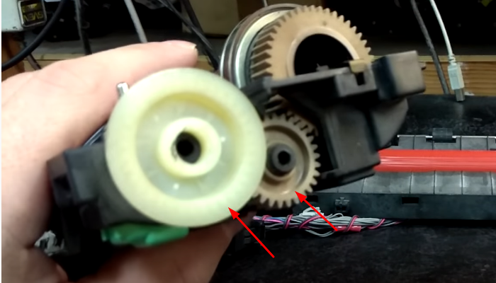 Фото 36. Устанавливаем собранный тефлоновый вал в термоблок