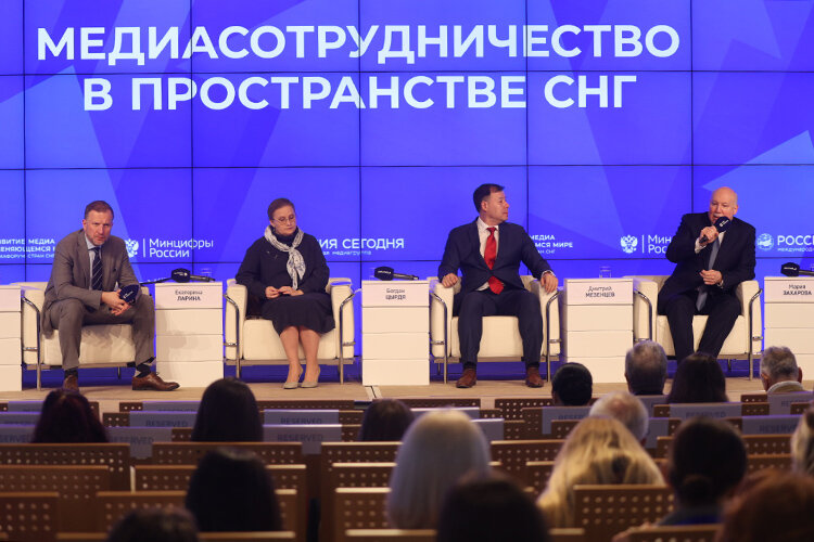    На мероприятии обсуждали конкуренцию традиционных СМИ с новыми медиа, Александр Хинштейн призывал защитить русскую культуру и язык, а молдавский депутат говорил о том, как в его стране хотят День Победы заменить на День Европы